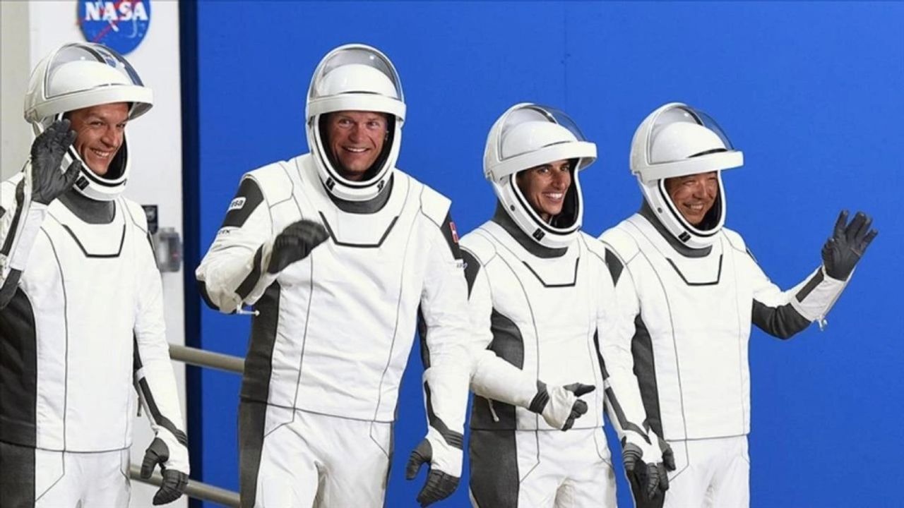 NASA'nın SpaceX Dragon Uzay Aracı Florida'ya İniş Yaptı