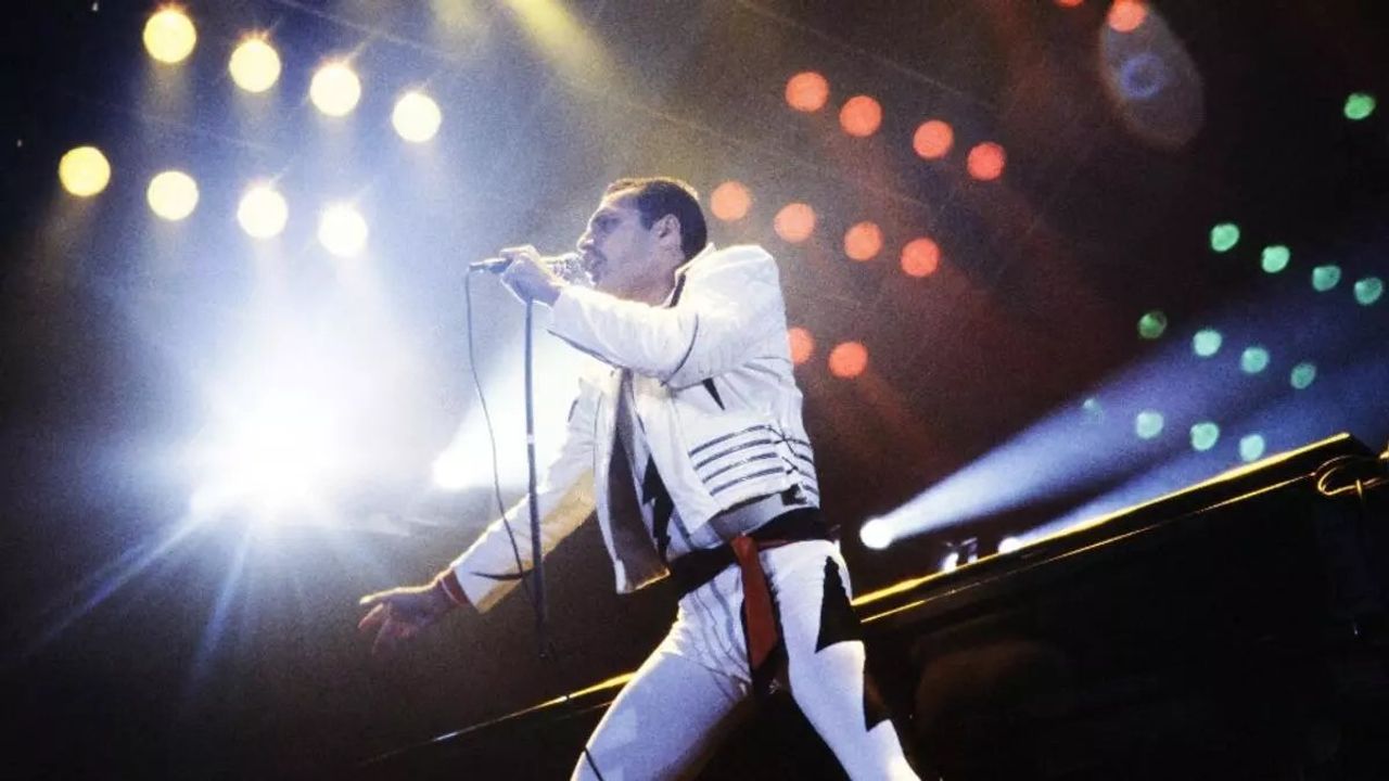 Queen Solisti Freddie Mercury'nin Piyanosu 2,2 Milyon Dolara Satıldı