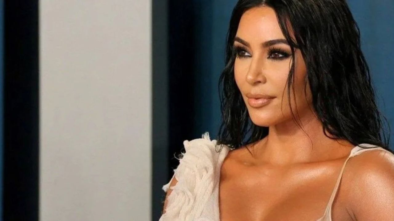 Kim Kardashian Tatilde: Pembe Bikinisi ve Cesur Pozlarıyla Dikkat Çekti