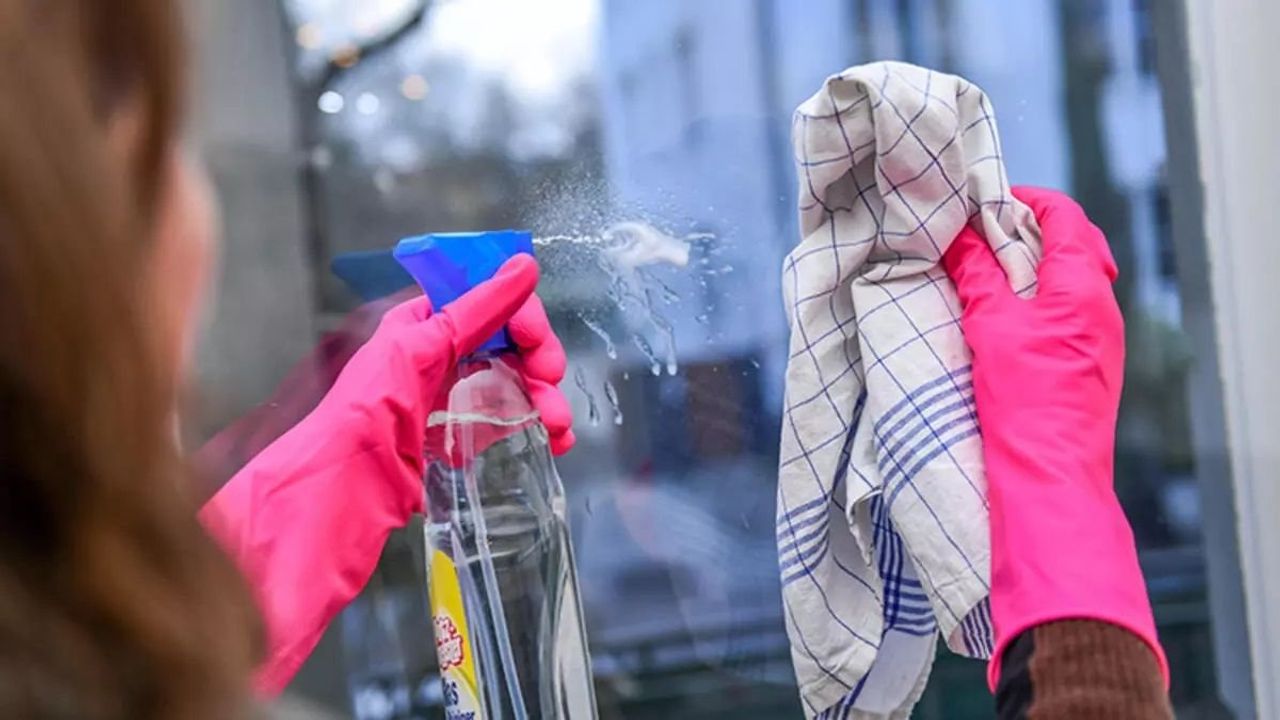 Cam Silme Yöntemi: Leke Bırakmayan Bir Yüzey İçin İpuçları