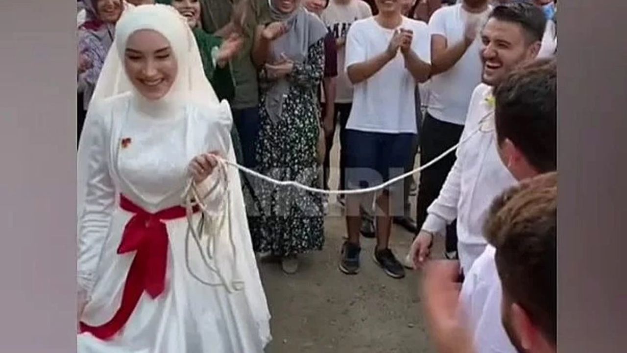Gelinin Damada Tasma Takması Yeni Bir Düğün Adeti Mi?
