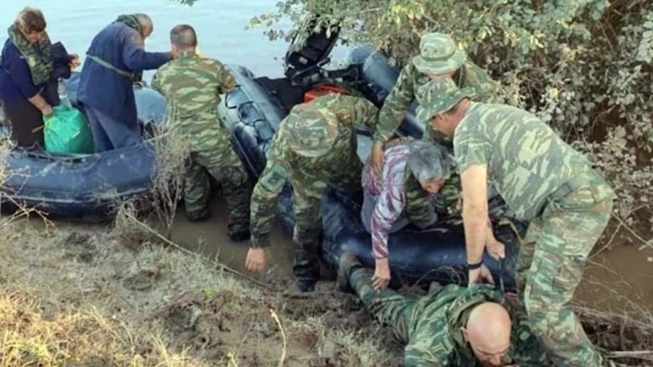 Yunan Askeri Yaşlı Afetzedelere Yardım Ederken Kendini Yere Atıp Köprü Yaptı