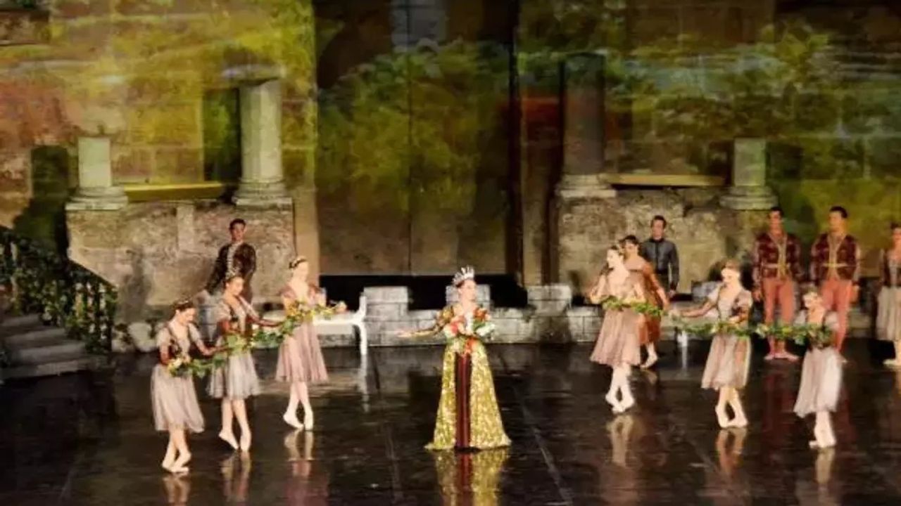 30. Uluslararası Aspendos Opera ve Bale Festivali'nde 'Kuğu Gölü' Balesi Sahnelendi