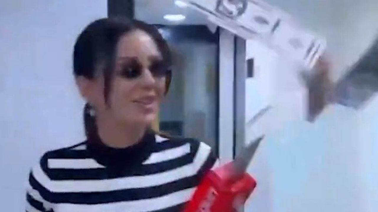 Dilan Polat İnsanların Üzerine Para Fışkırttı