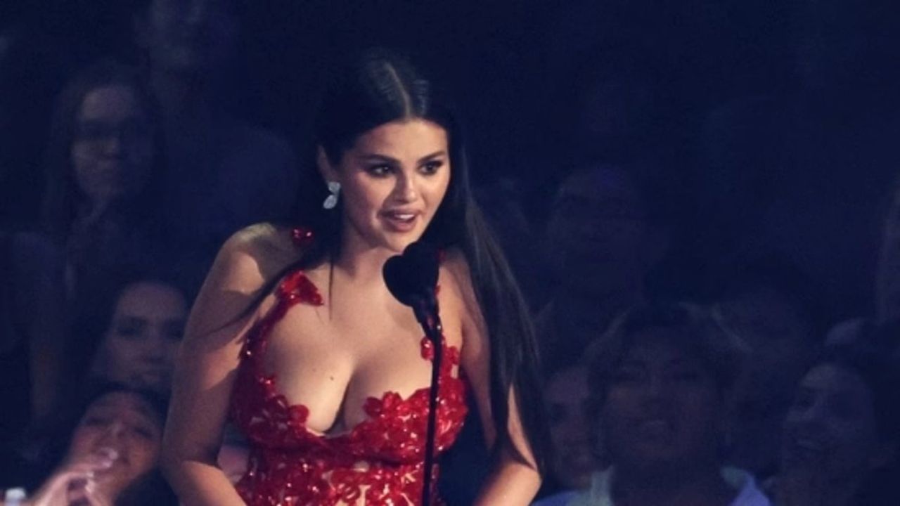 Selena Gomez MTV Video Müzik Ödülleri'nde Idialı Bir Elbiseyle Gündemde