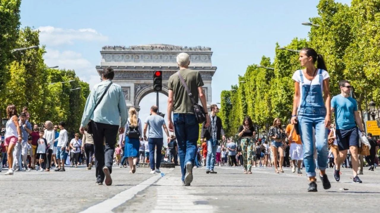 Paris Nefes Alıyor: Araç Trafiği Kapatıldı