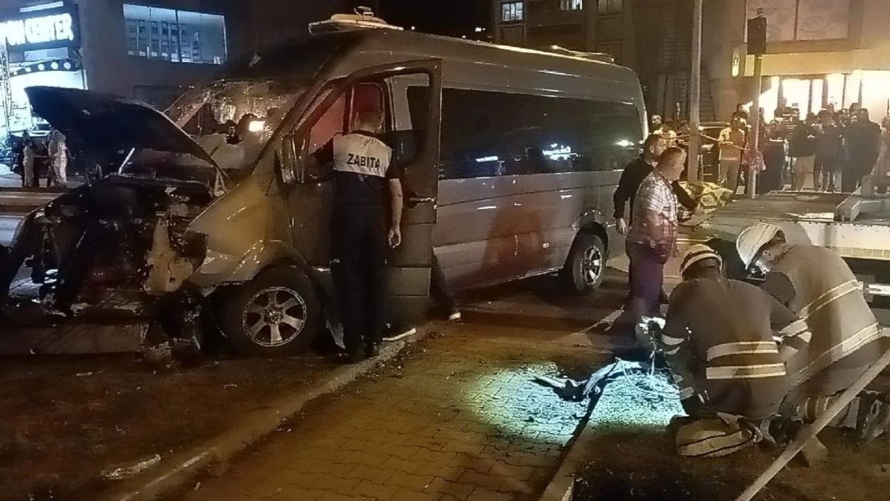 Zonguldak'ta Rap Sanatçısı Vahap Canbay'ı Taşıyan Minibüs Kaza Yaptı