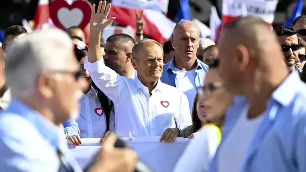 Polonya'da On Binlerce Kişilik Muhalefet Yürüyüşü