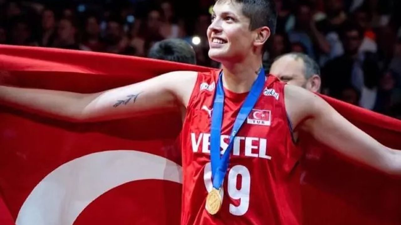 Ebrar Karakurt, Rusya'da Taraftarlara 'Erik Dalı' Dansı Öğretiyor
