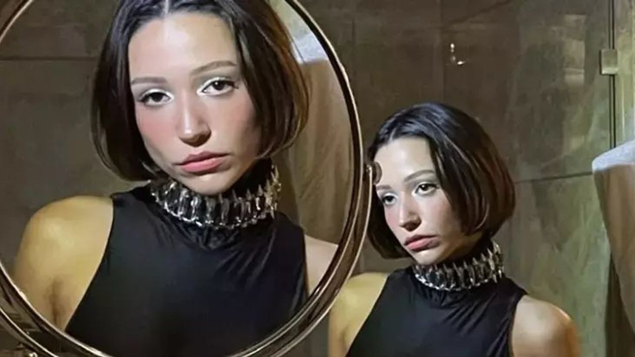 Zeynep Bastık Paris'te Cesur Pozlar Verdi