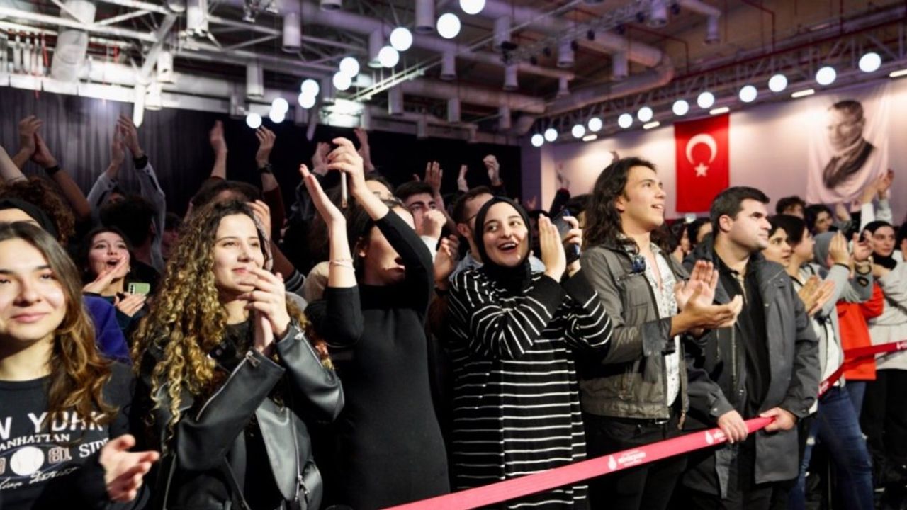 İstanbul Büyükşehir Belediyesi'nden Genç Üniversitelilere Yükseltilen Eğitim Desteği: 7,500 TL!