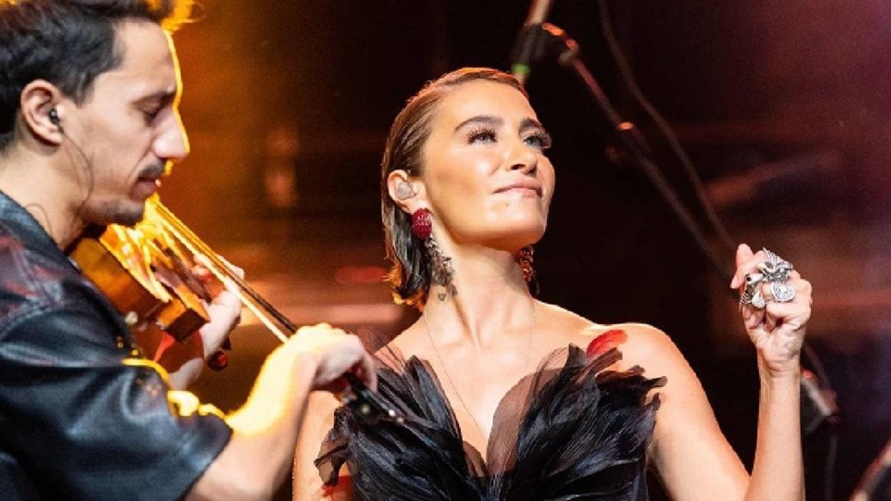 Sıla'yı Kıbrıs Konserinde Sürpriz Bir İsim İzledi