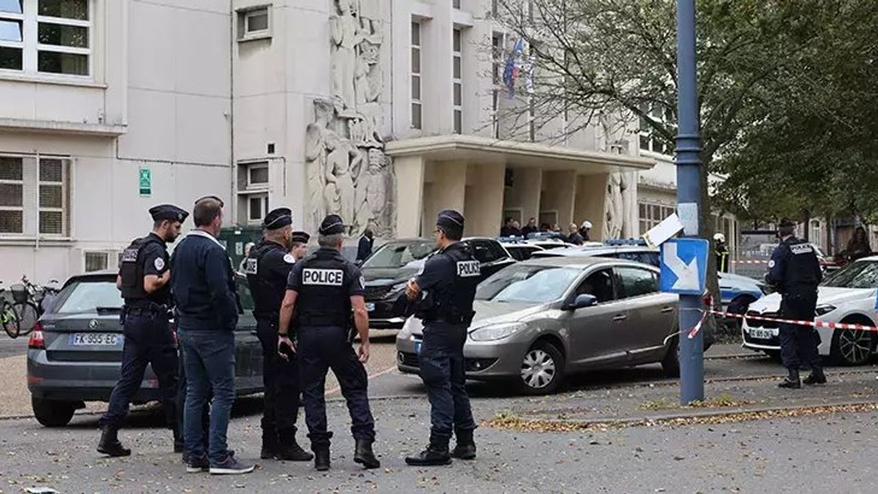 Fransa'da Okulda Bıçaklı Saldırı: Bir Öğretmen Hayatını Kaybetti