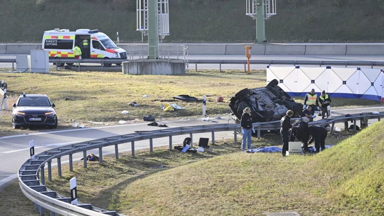 Almanya'da Göçmenleri Taşıyan Minibüsün Kaza Yapması Sonucu 7 Kişi Hayatını Kaybetti