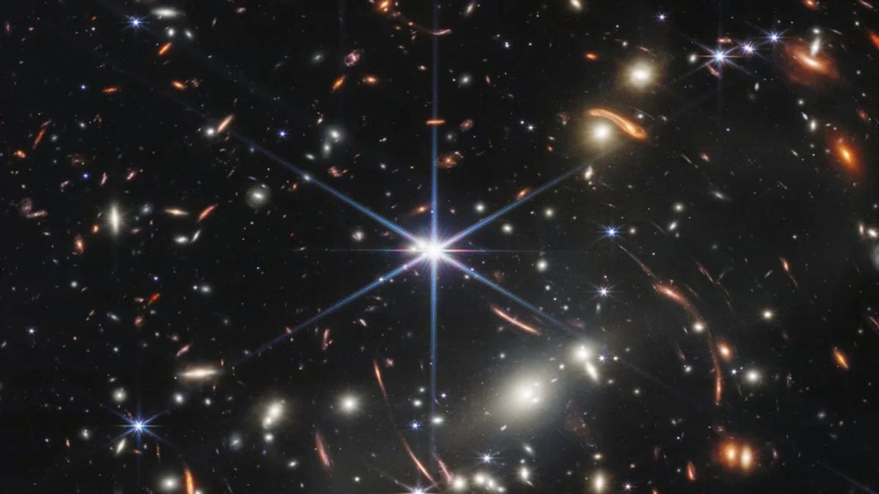 James Webb Teleskobu: Yıldız Görüntülerindeki Parlayan Uçlar