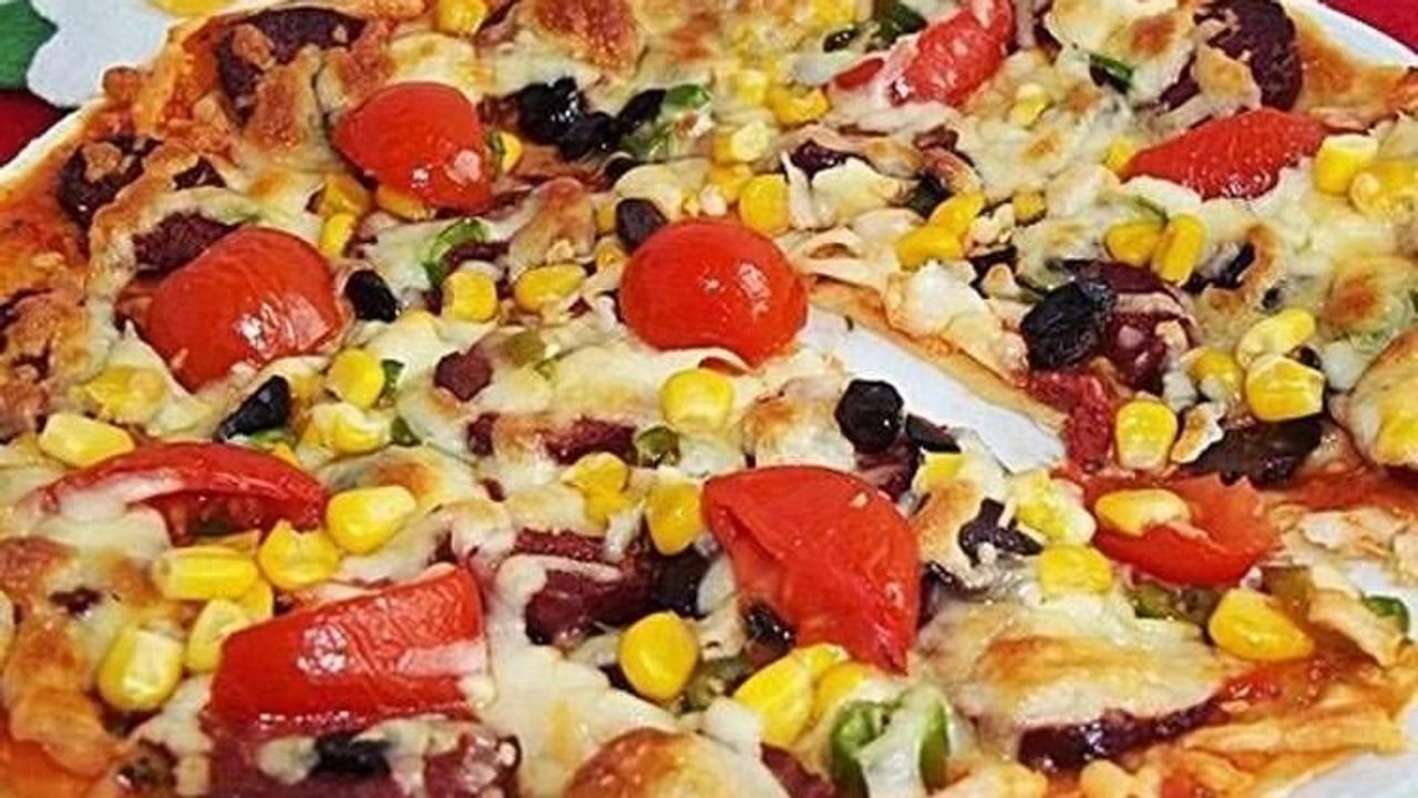 Evde Hazır Lavaşla Pizza Nasıl Yapılır?