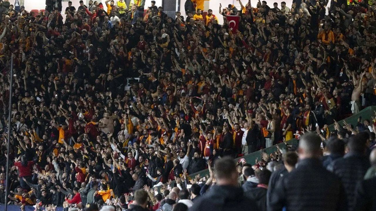 Manchester United, Galatasaray Maçında Tribünde Sarı-Kırmızılı Taraftarların Bulunduğunu Doğruladı