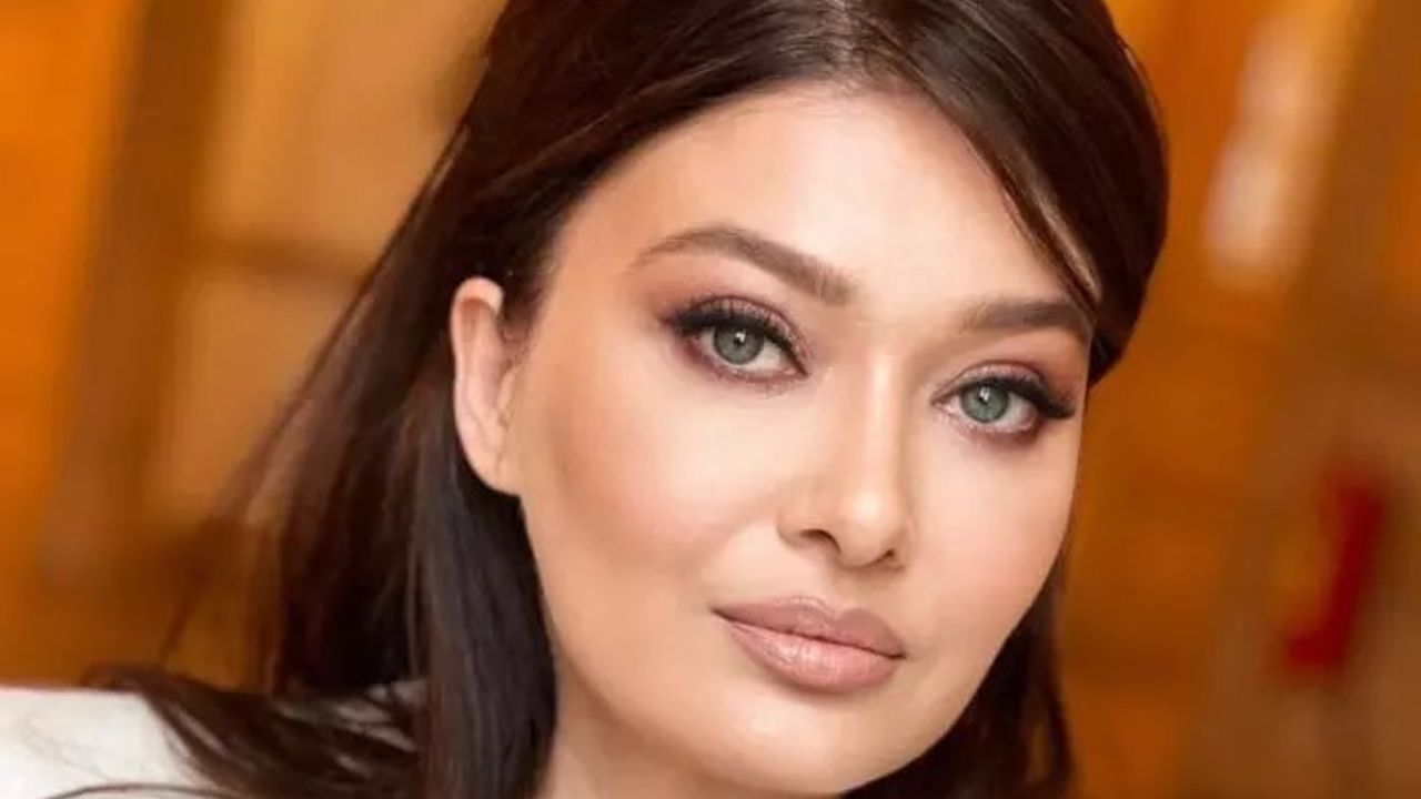 Nurgül Yeşilçay Evde Temizlik Yaparken Eski Şarkılarla Eğlendi