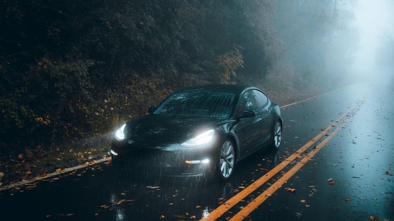 Tesla Model Y Sahibi Edinburgh'da Yağmur Nedeniyle Hasar Gördü