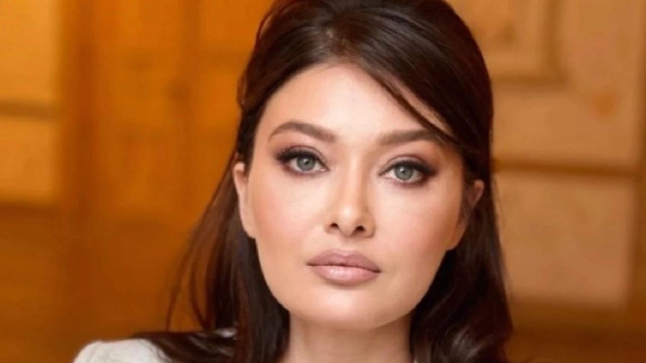 Nurgül Yeşilçay, Cumhuriyet'in 100. yılını videolu şekilde 'Gençliğe Hitabe'yi okuyarak kutladı