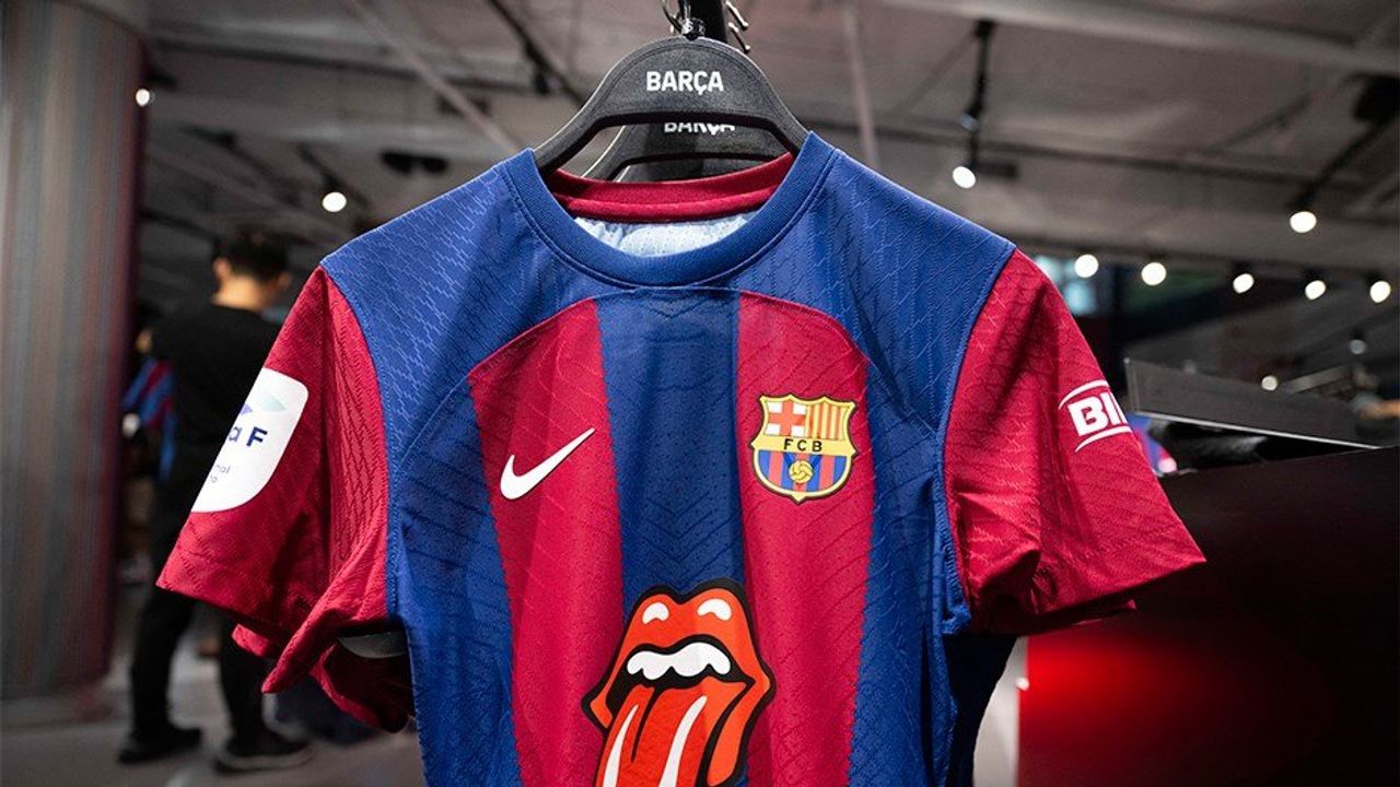 Barcelona, El Clasico'da Rolling Stones Logolu Forma Giyecek