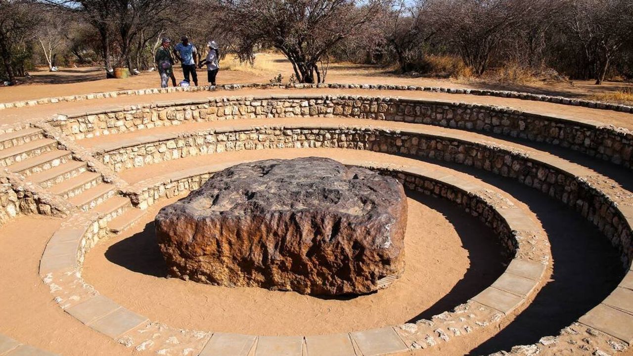 Namibya'nın Grootfontein kasabasında bulunan Hoba Göktaşı