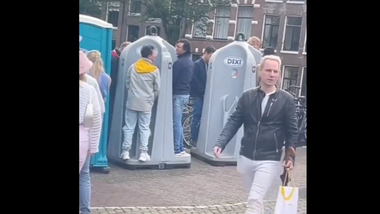 Amsterdam'da Seyyar Tuvaletler Gündem Oldu