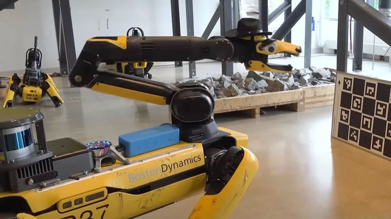 Boston Dynamics'un Robot Köpeği Spot, Konuşma Yeteneklerini Sergiliyor