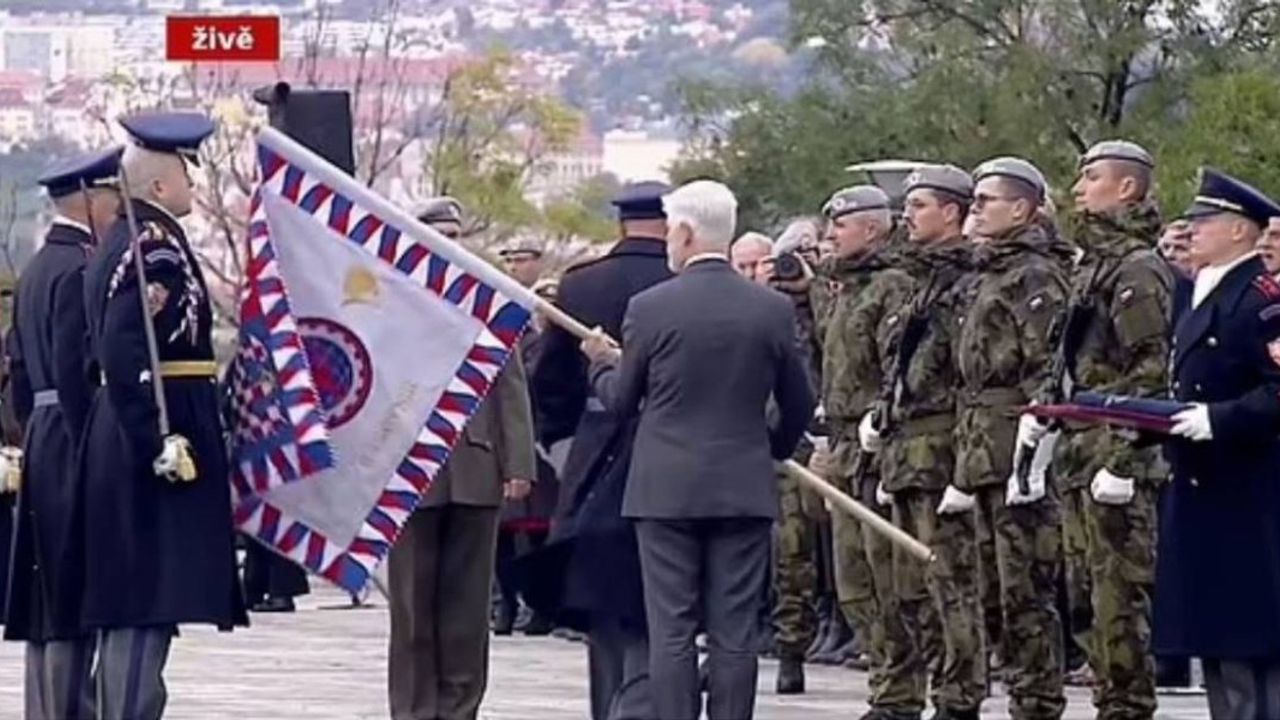 Çek Cumhurbaşkanı Askerin Kafasına Direkle Vurdu, Görüntüler Gündem Oldu