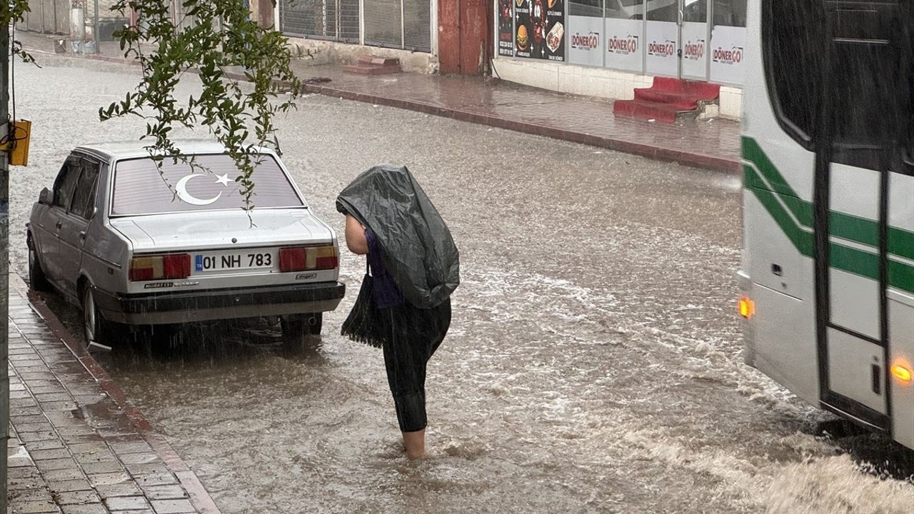 Adana'da Etkili Sağanak: Cadde ve Sokaklar Suyla Kaplandı