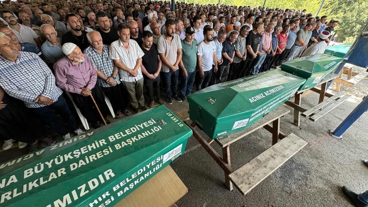 Adana'da Trajik Olay: Aynı Aileden 4 Kişinin Cenaze Töreni Gerçekleşti