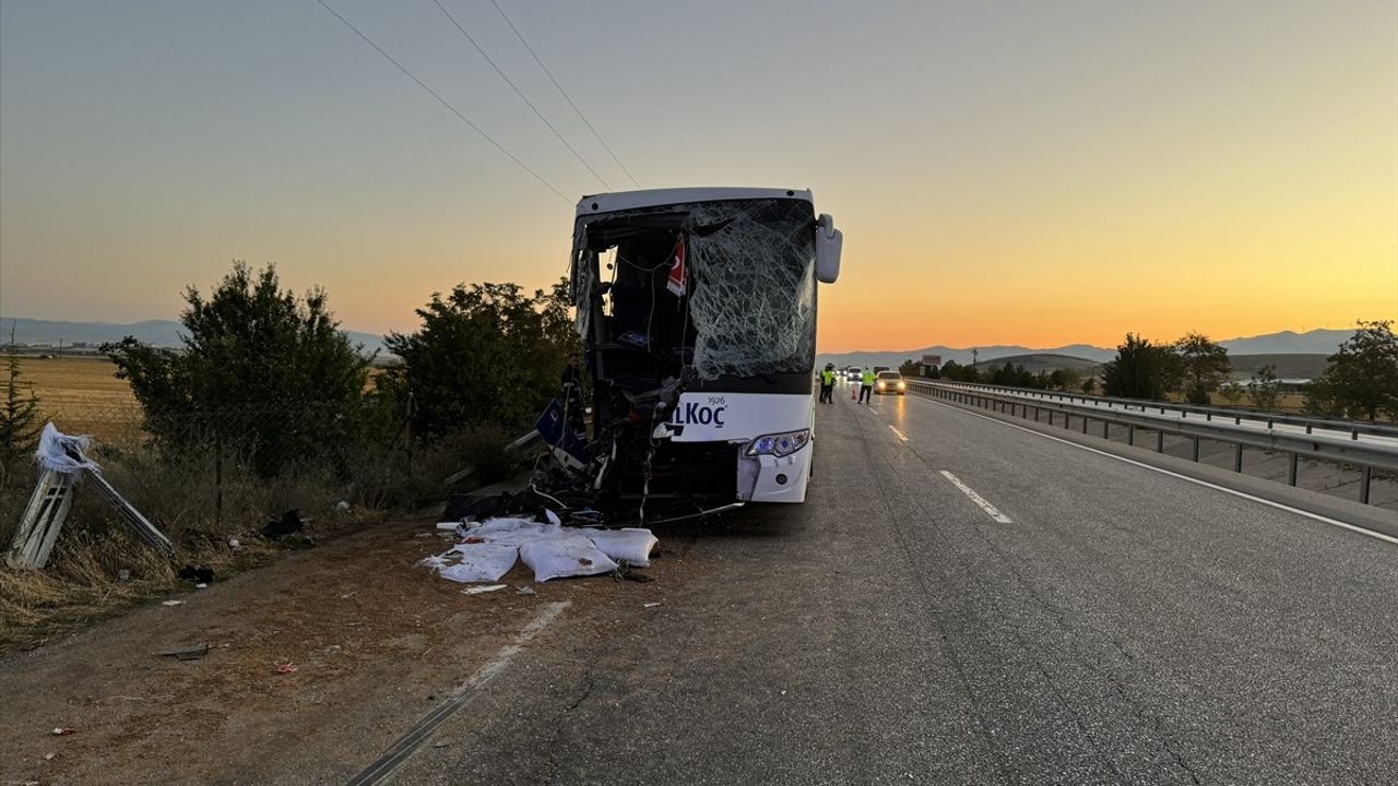 Afyonkarahisar'da Otobüs-Kamyon Çarpışması: 1 Ölü, 9 Yaralı