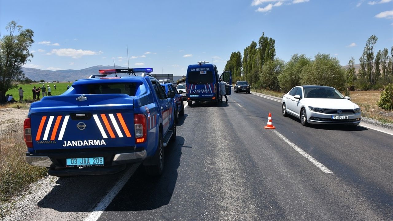 Afyonkarahisar'da Tırla Çarpışan Otomobilde Üç Kişi Hayatını Kaybetti