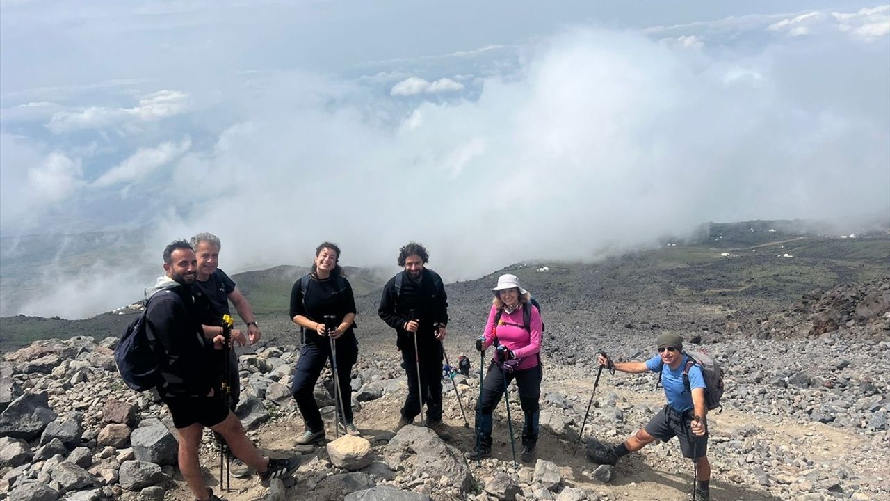 Ağrı Dağı'nda Tırmanış Faciası: İki Arkadaşını Kaybeden Akademisyenin Kurtuluş Hikayesi