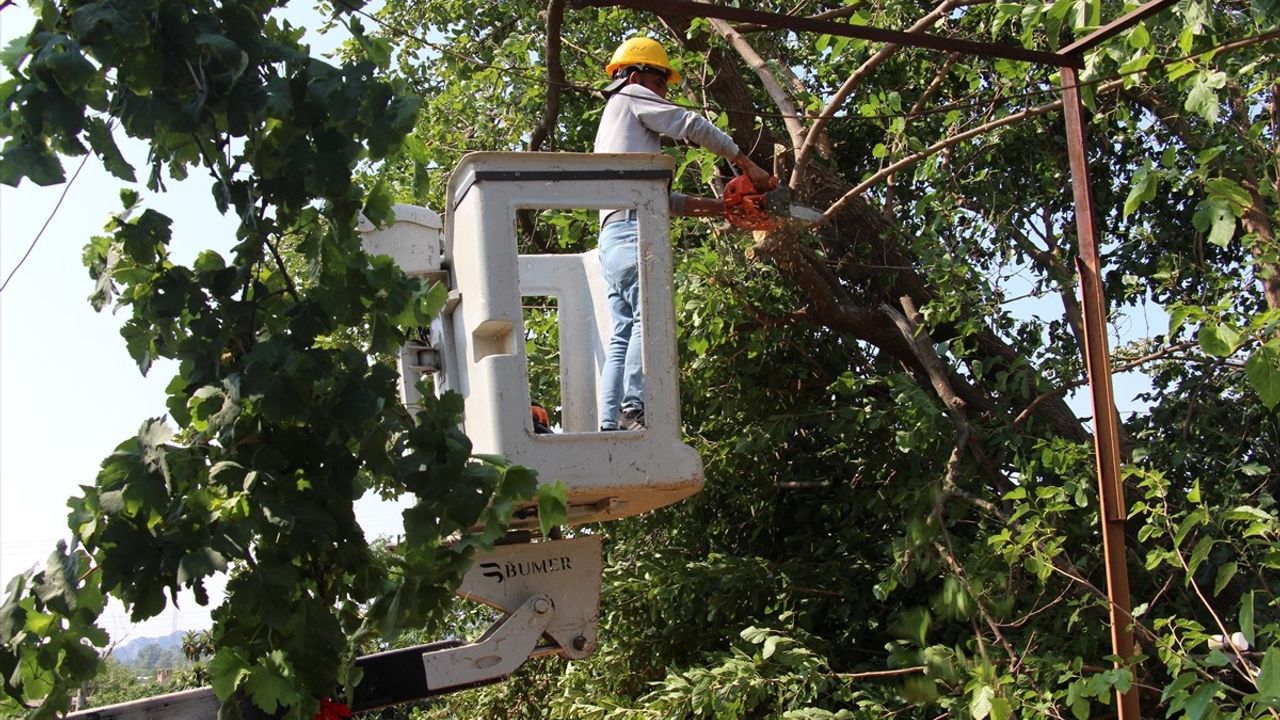 Antalya'da Sağanak ve Fırtına Sebebiyle Hasar Oluştu