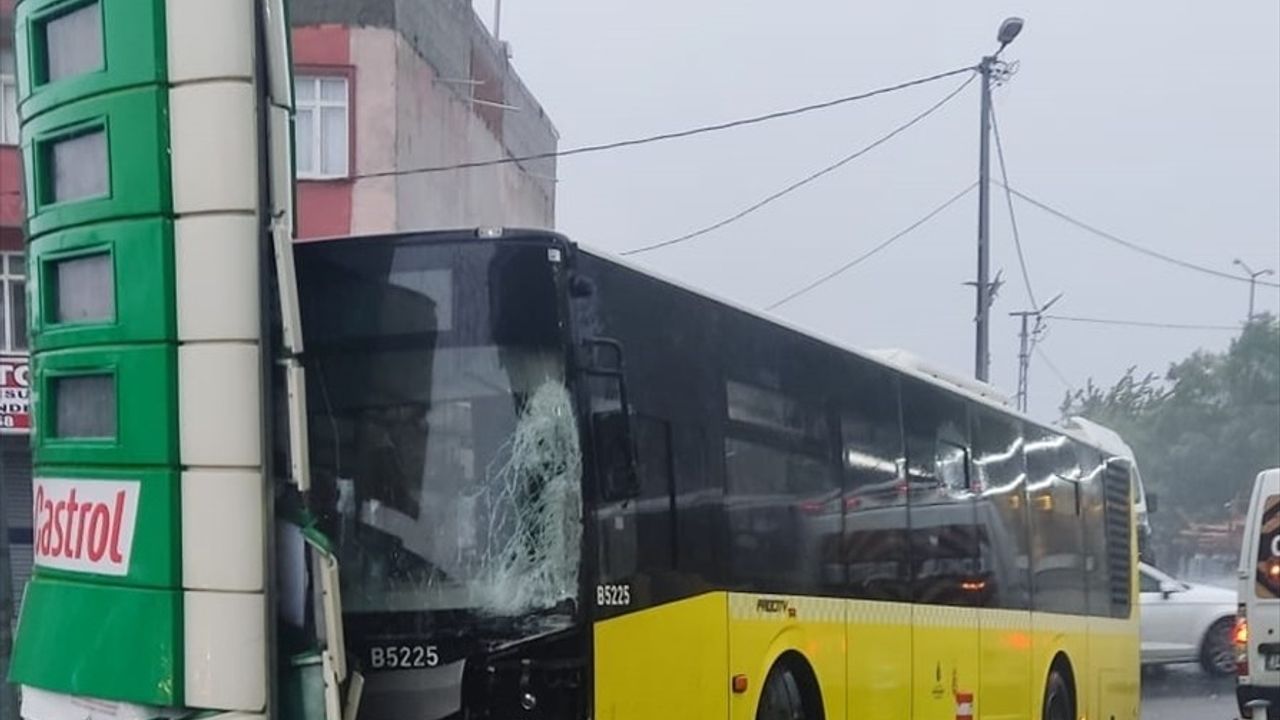 Avcılar'da Kontrolden Çıkan İETT Otobüsü Kaza Yaptı