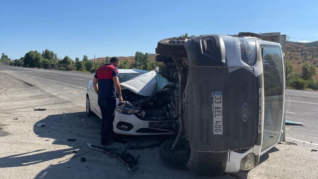 Bingöl'de Kamyonet ve Otomobil Çarpıştı: 5 Yaralı