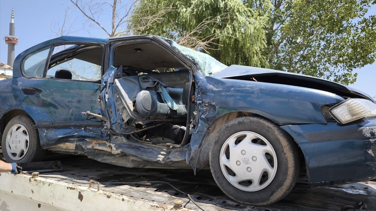 Burdur Tefenni'de İki Otomobil Çarpıştı: 10 Yaralı