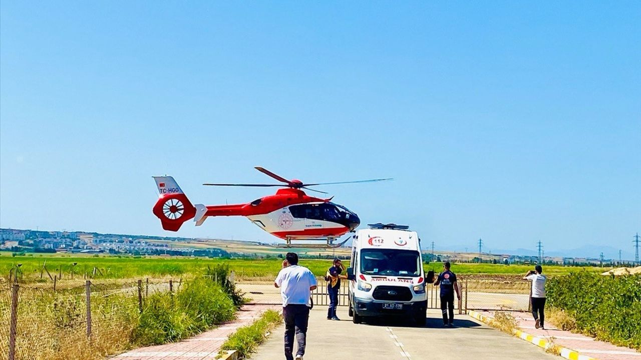 Diyarbakır'da Ambulans Helikopterle Kalça Kemiği Kırılan Hasta Hastaneye Sevk Edildi