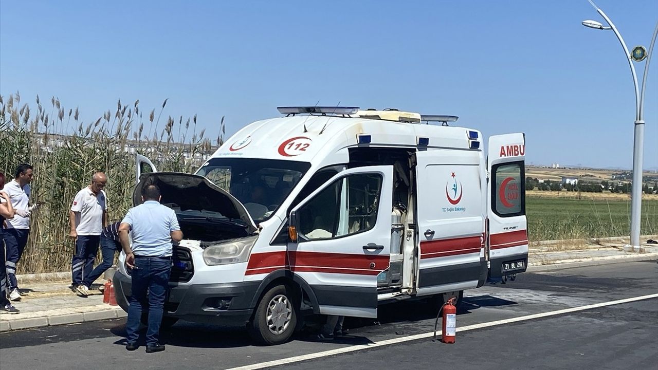 Diyarbakır'da Seyir Halindeki Ambulans Yangını