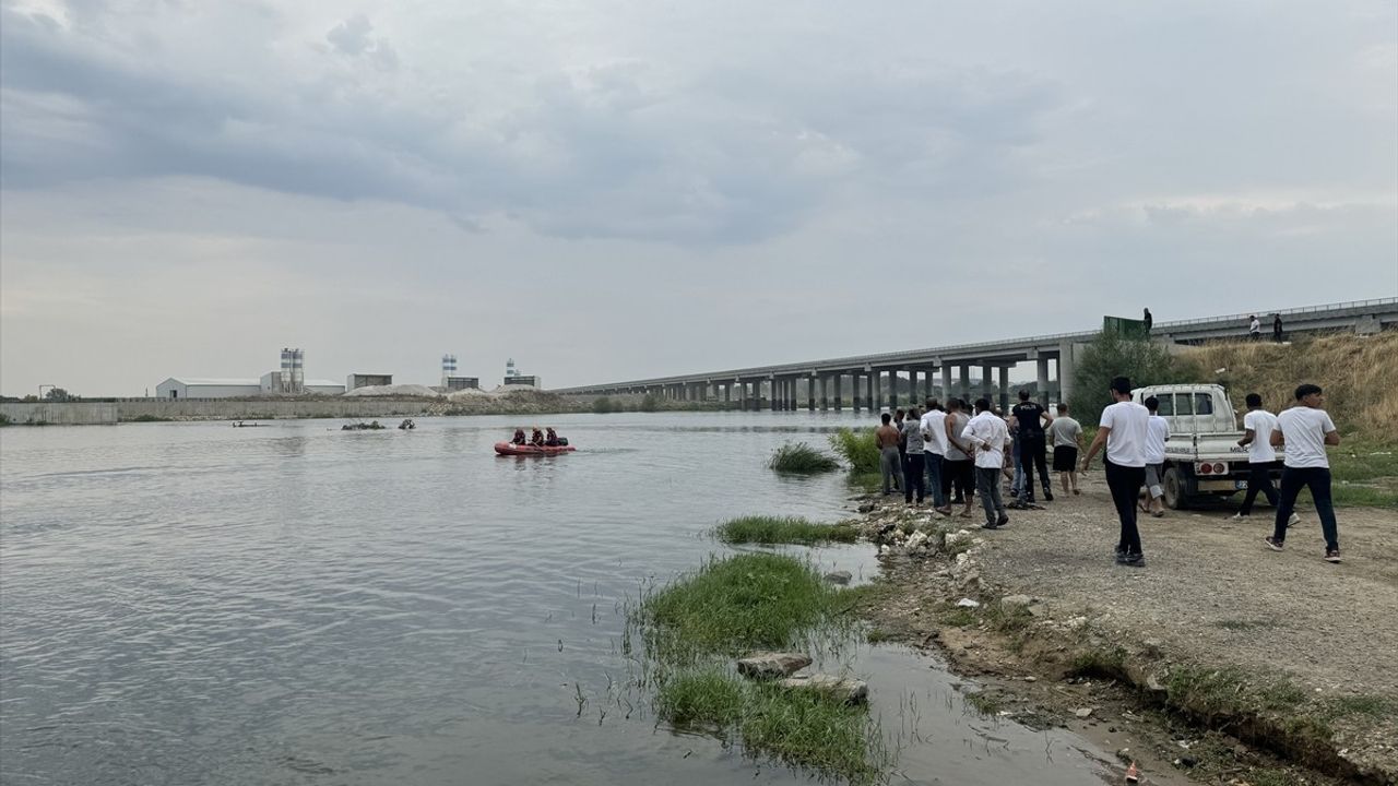 Edirne'de Meriç Nehri'nde Kaybolan 2 Genç için Arama Çalışmaları Başlatıldı