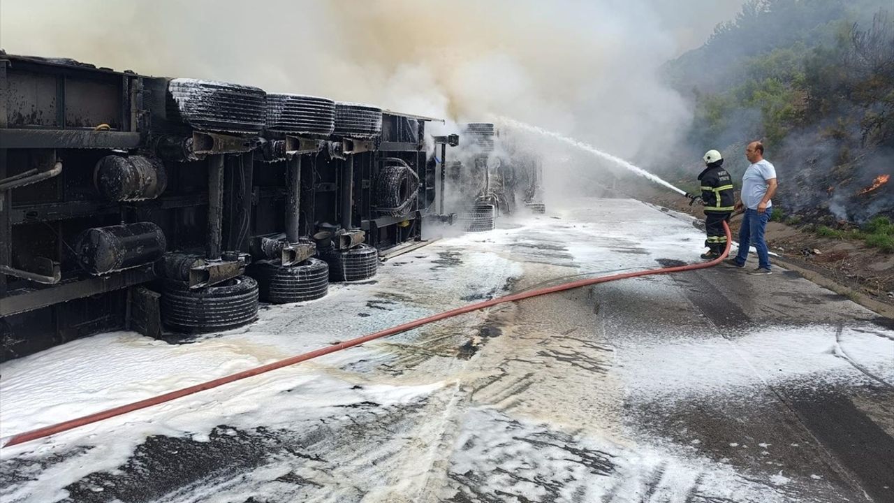 Hatay'da Tır ve Otomobil Çarpıştı: 2 Yaralı, Araçlar Alev Alev Yandı