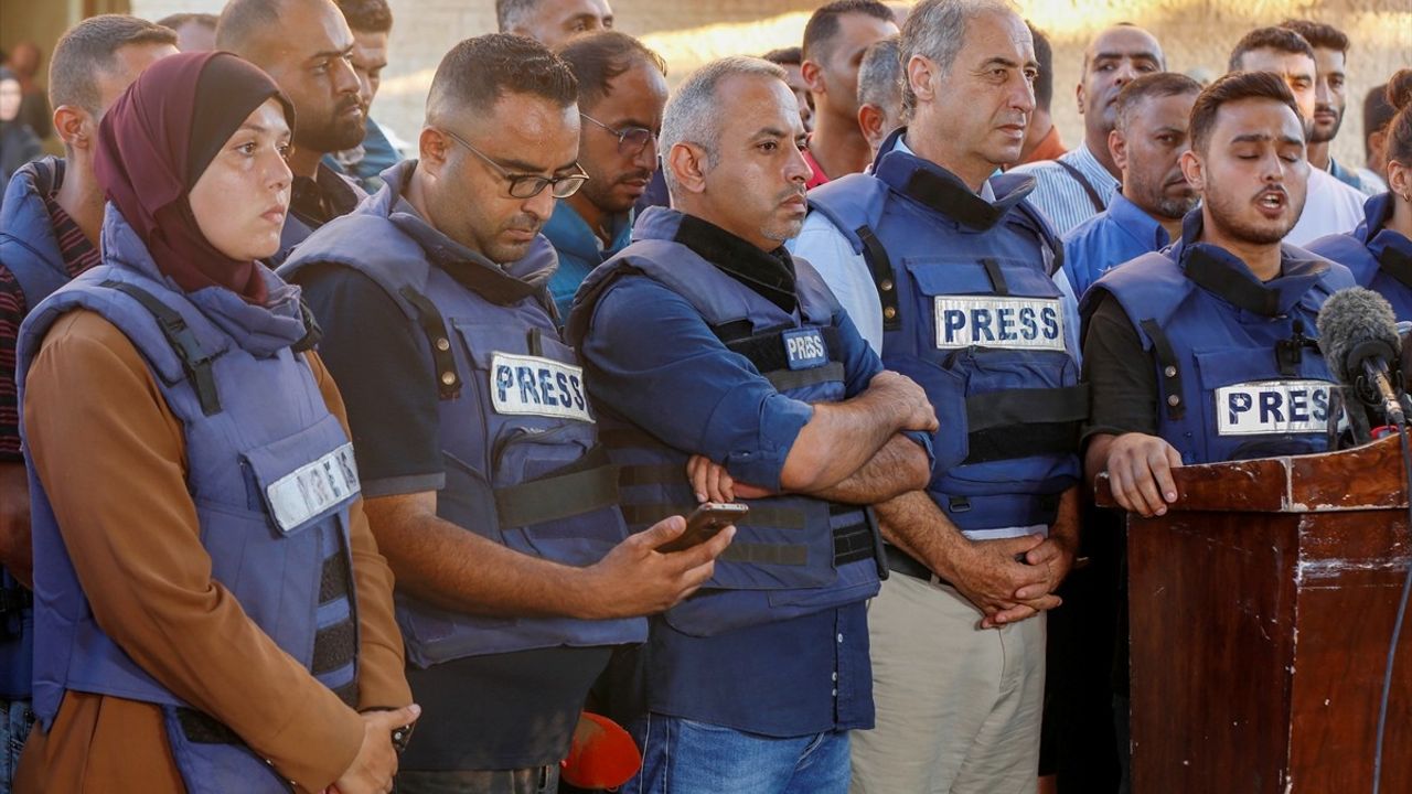 İsrail'in Gazze'deki Saldırısında Al Jazeera Muhabiri ve Kameramanı Hayatını Kaybetti