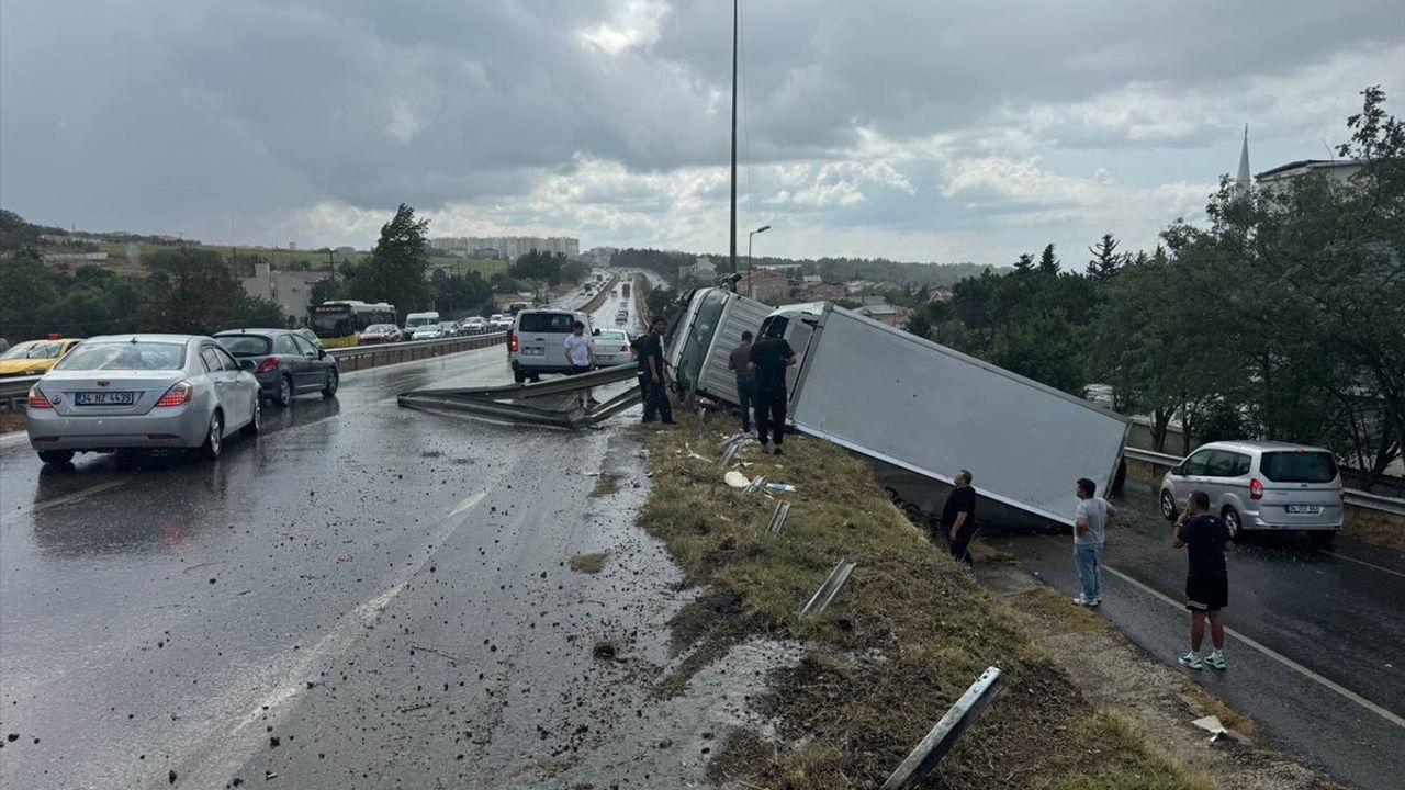 İstanbul'da Yağmur Nedeniyle Devrilen Kamyon: Sürücü Yaralandı