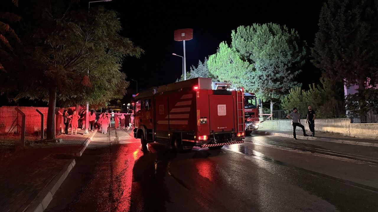 İzmir'de Yangın Paniği: Apartman Dairesinde Alevler Yükseldi