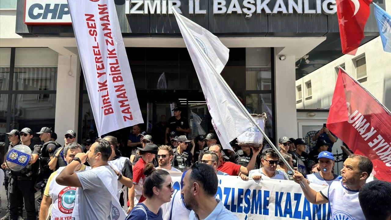 İzmir'deki Memurlar, CHP İl Başkanlığı'nda Eylem Düzenledi