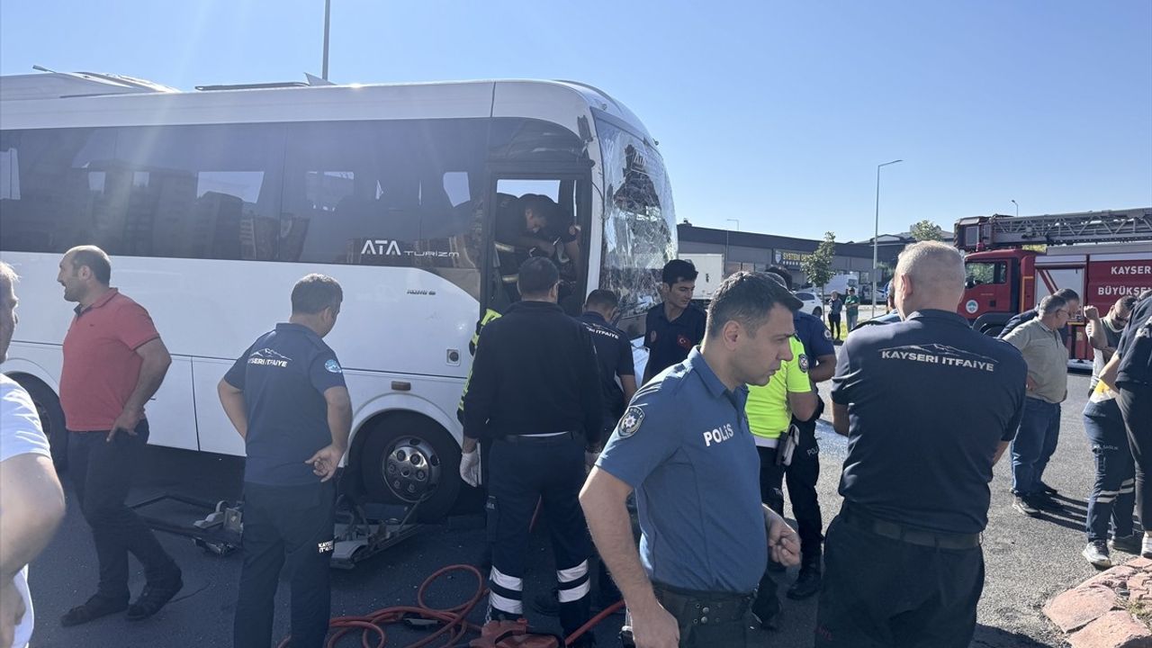 Kayseri'de İşçi Servisine Çarpan Kamyon Kazası: 10 Yaralı