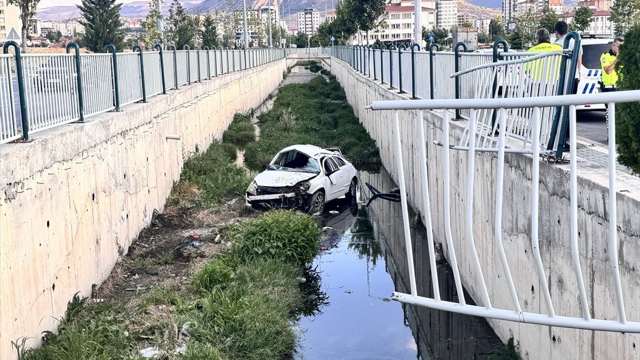 Kayseri'de Kanala Düşen Otomobilde Sürücü Yaralandı