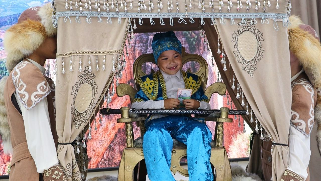 Kazakistan'da 6 Yaşındaki Müslim'in Aydar Saçı Merasimle Kesildi