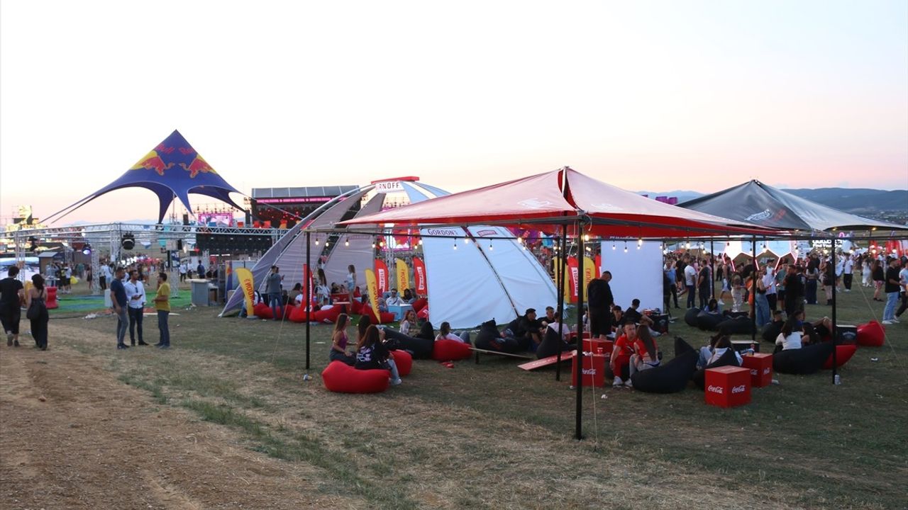 Kosova'nın Sunny Hill Müzik Festivali İlk Günü Yoğun İlgi Gördü